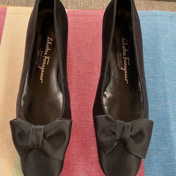 Exquisite Ferragamo Black Satin Flats - Picture 1 of 5